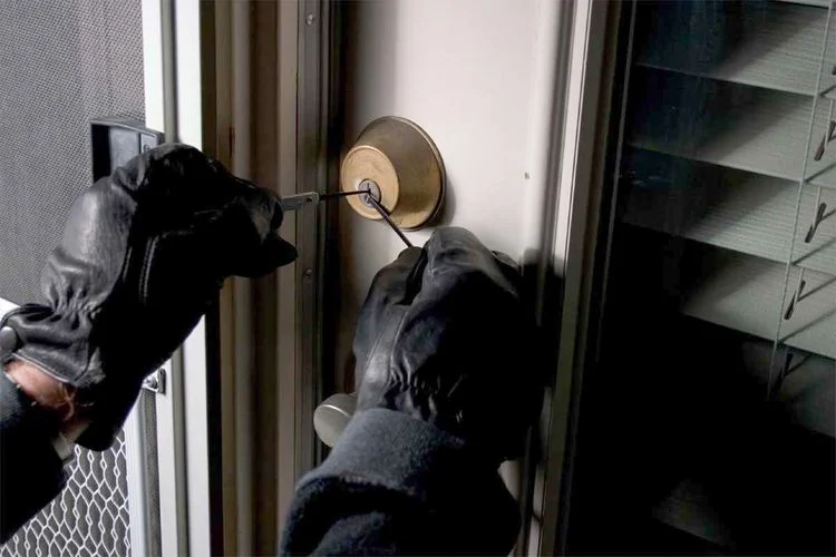 Ofisdən oğurluq edənlər saxlanıldı