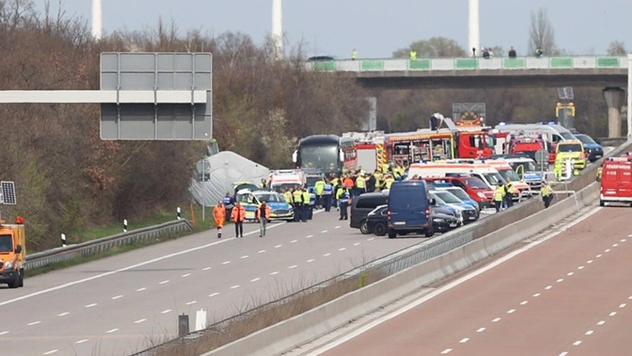 Almaniyada sərnişin avtobusunun aşması nəticəsində 5 nəfər ölüb