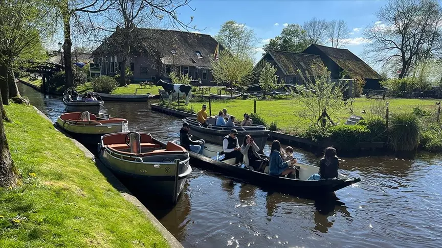 Yolun hərəkət hissəsi olmayan Hollandiya kəndi - "Giethoorn"