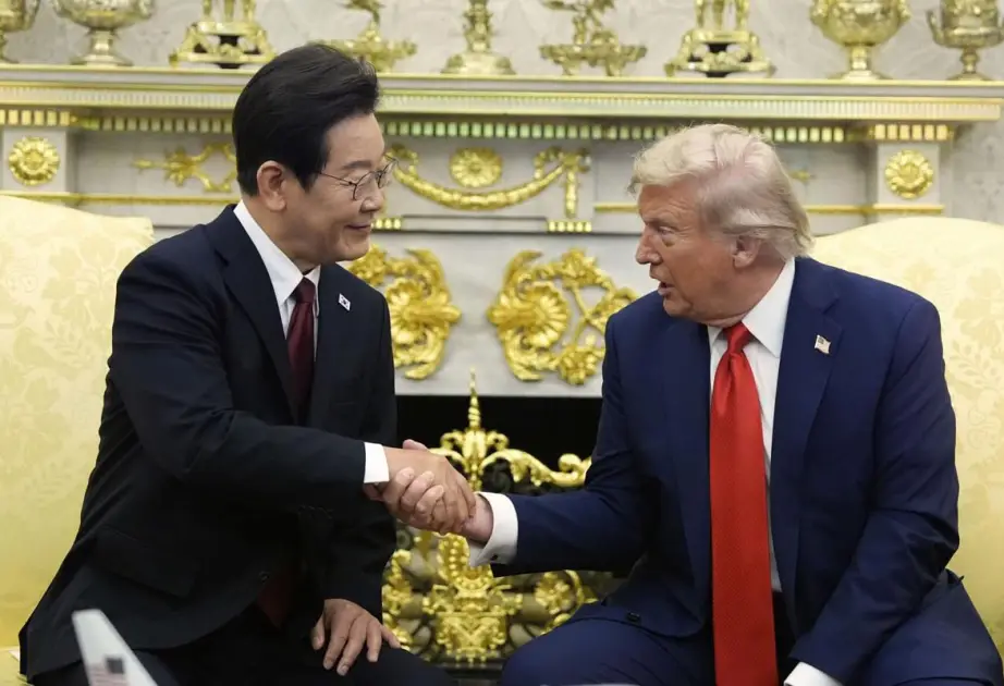 Trampa həmin qələmi hədiyyə etdi