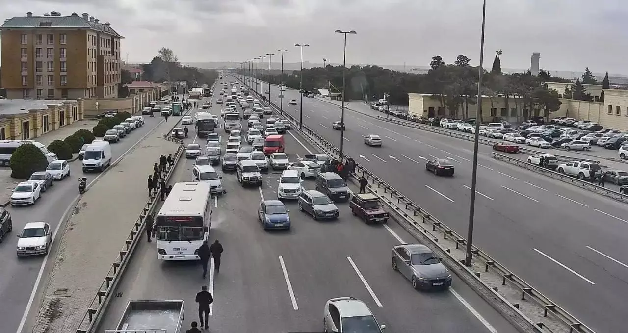 Mərdəkan şosesində qəza olub, sıxlıq yaranıb - FOTO