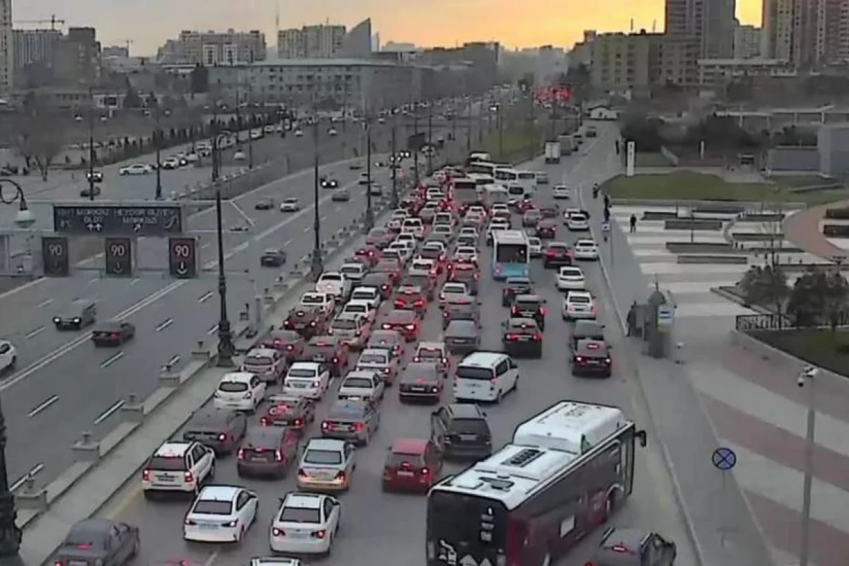 Bakının bir sıra əsas yollarında sıxlıq yaranıb – SİYAHI