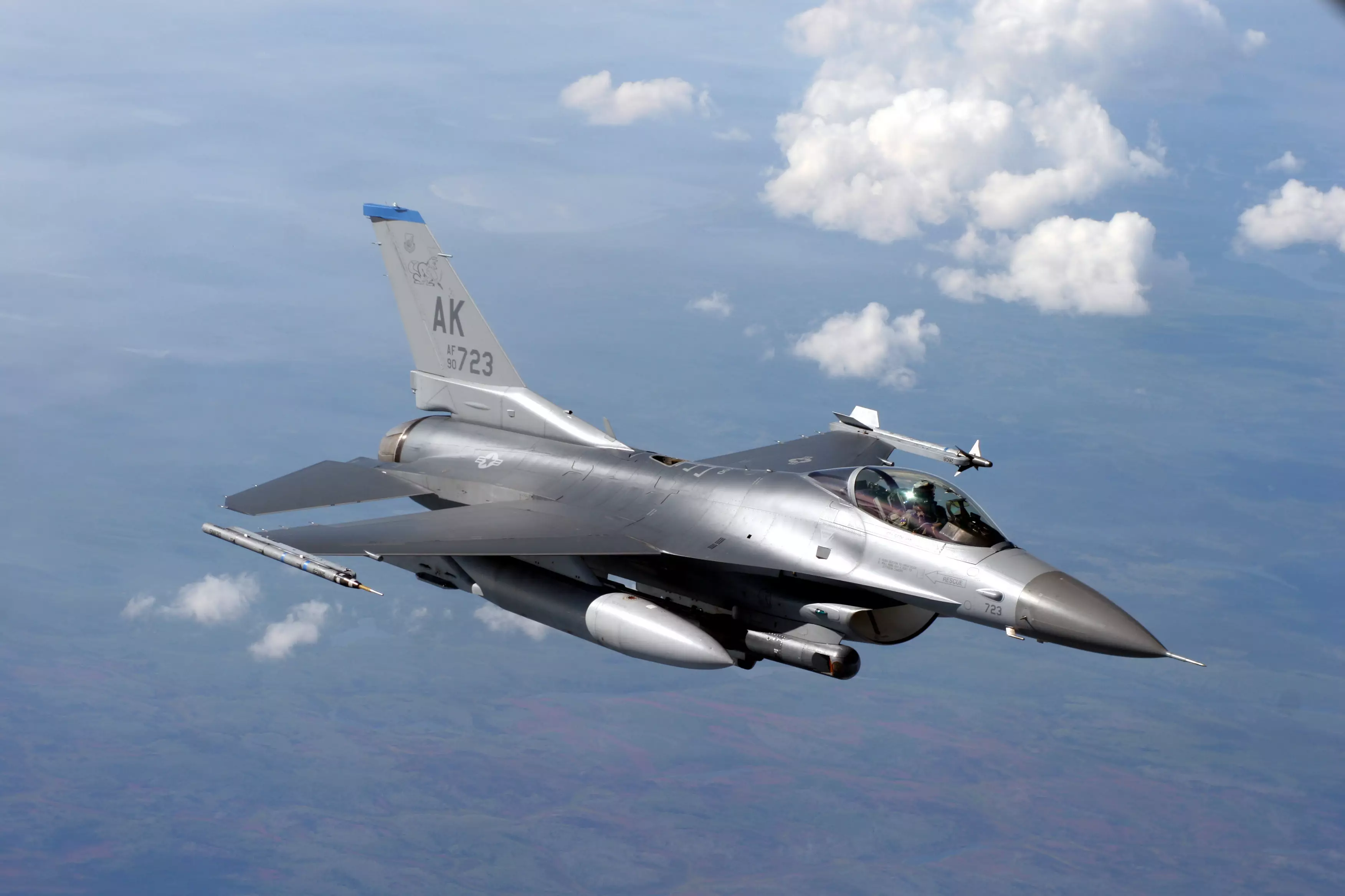 ABŞ İranla bağlı olaraq Körfəzə F-16 qırıcıları göndərir - KİV