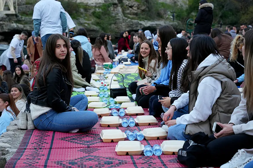Tarixi Mostar körpüsü yaxınlığında 1300 nəfərlik iftar açılıb