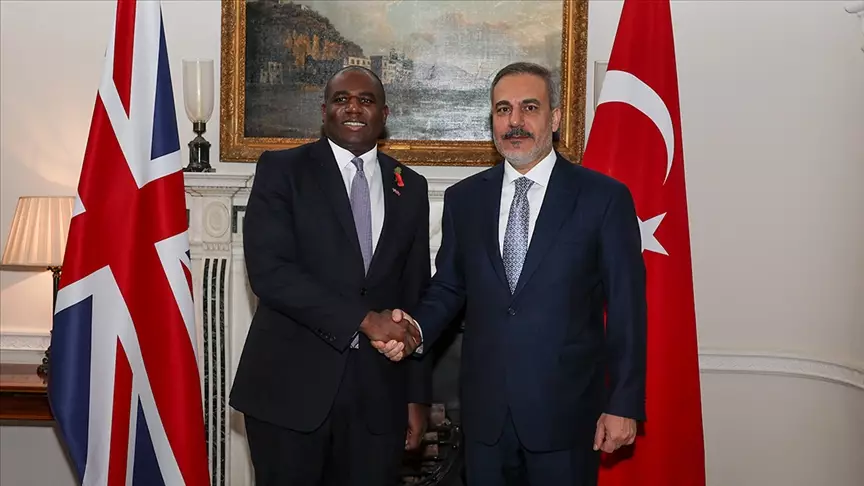 Hakan Fidan britaniyalı həmkarı ilə telefon danışığı aparıb