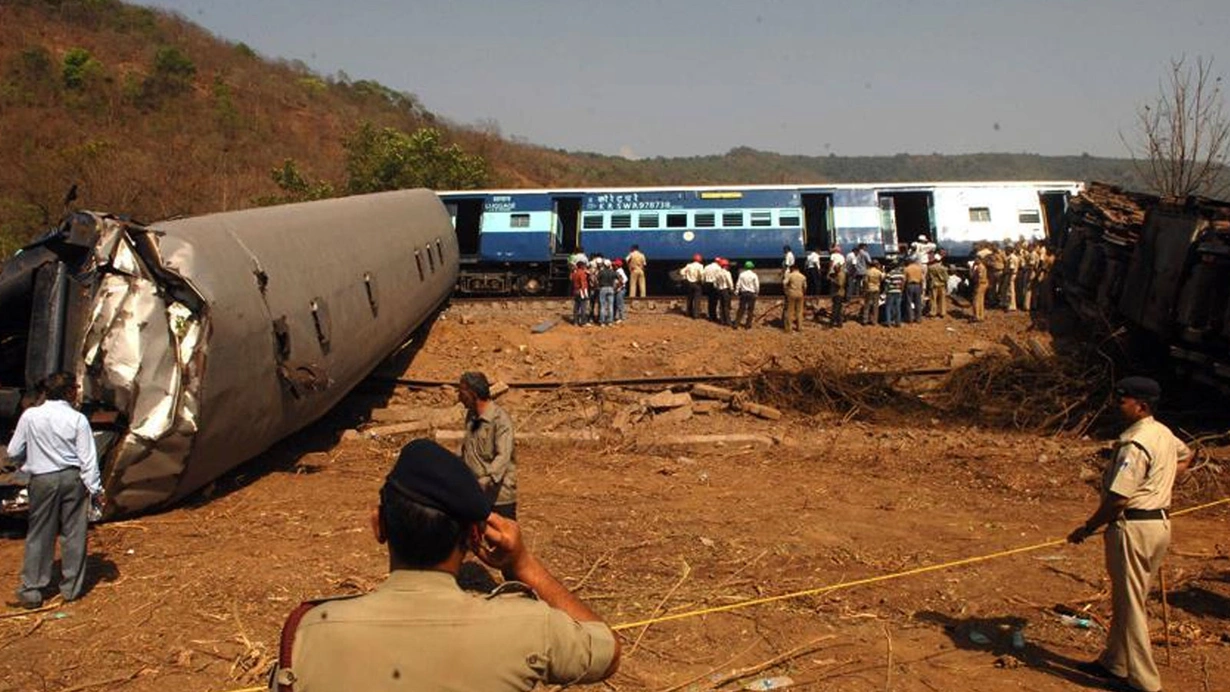 Hindistanda qatar relsdən çıxıb, 4 nəfər ölüb