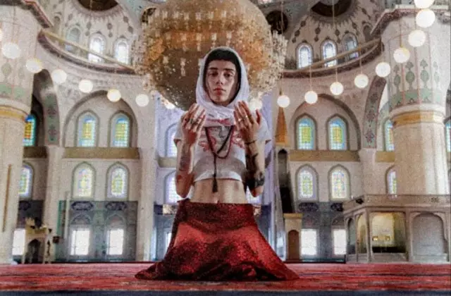 Məsciddə fotosessiya - 2 nəfər tutuldu