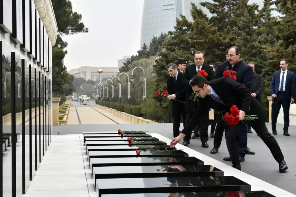 Türkiyə XİN başçısının müavini Fəxri və Şəhidlər xiyabanlarını ziyarət edib - YENİLƏNİB