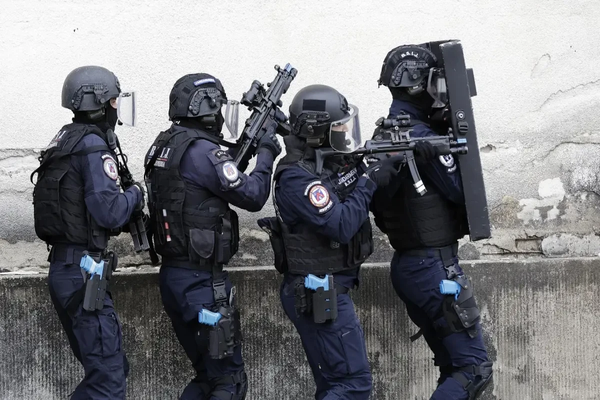 Rumıniyada avtomobili ilə Rusiya səfirliyinə girməyə çalışan şəxs saxlanılıb