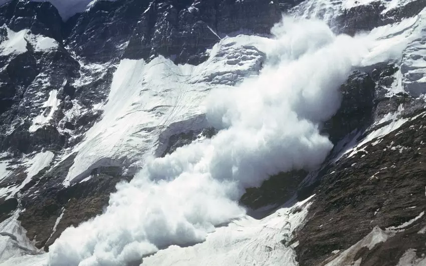 Gürcüstanda torpaq sürüşməsi və qar uçqunu olub, 2 nəfər ölüb