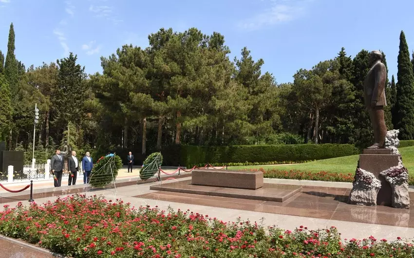 Çexiyalı parlamentarilər Ulu Öndərin məzarını və Şəhidlər xiyabanını ziyarət edib