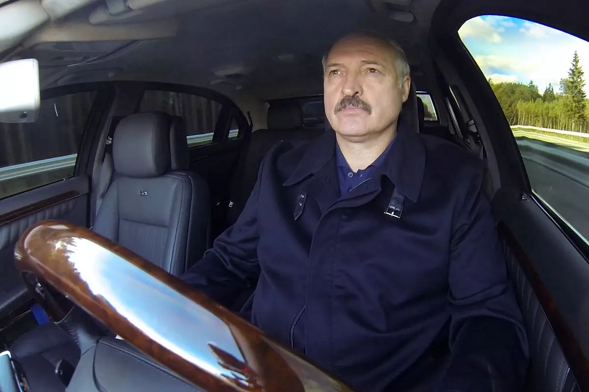 Lukaşenko Belarusun diz çökməsinə imkan verməyəcəyinə söz verib