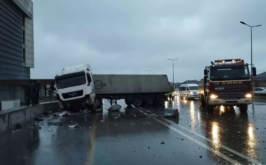 Bakı-Quba yolunda baş vermiş qəza zamanı yol təsərrüfatına ziyan dəyib