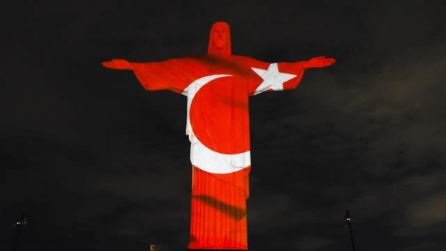 İsa Məsihin heykəli Türkiyə bayrağına büründü