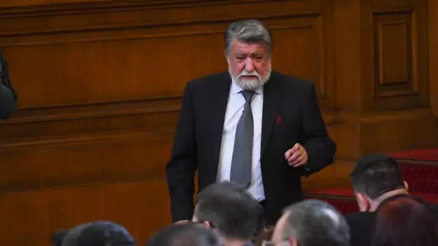 Mikrofonu açıq qalan deputat işlətdiyi ifadələrə görə istefa verdi