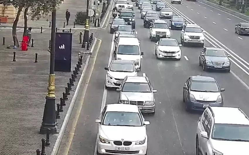 Bakının bir sıra yollarında nəqliyyatın sıxlığı yaranıb