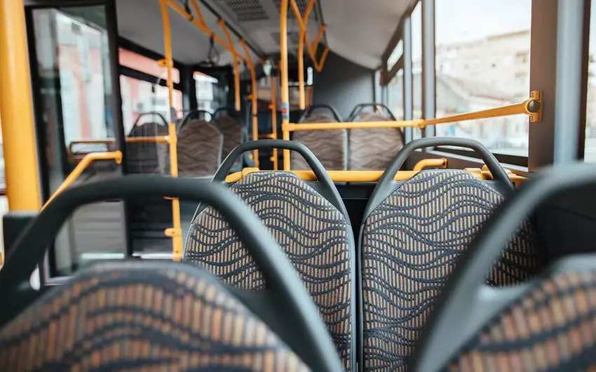 Pakistanda polis uşaqlarla dolu məktəb avtobusuna atəş açıb, ölən və yaralananlar var