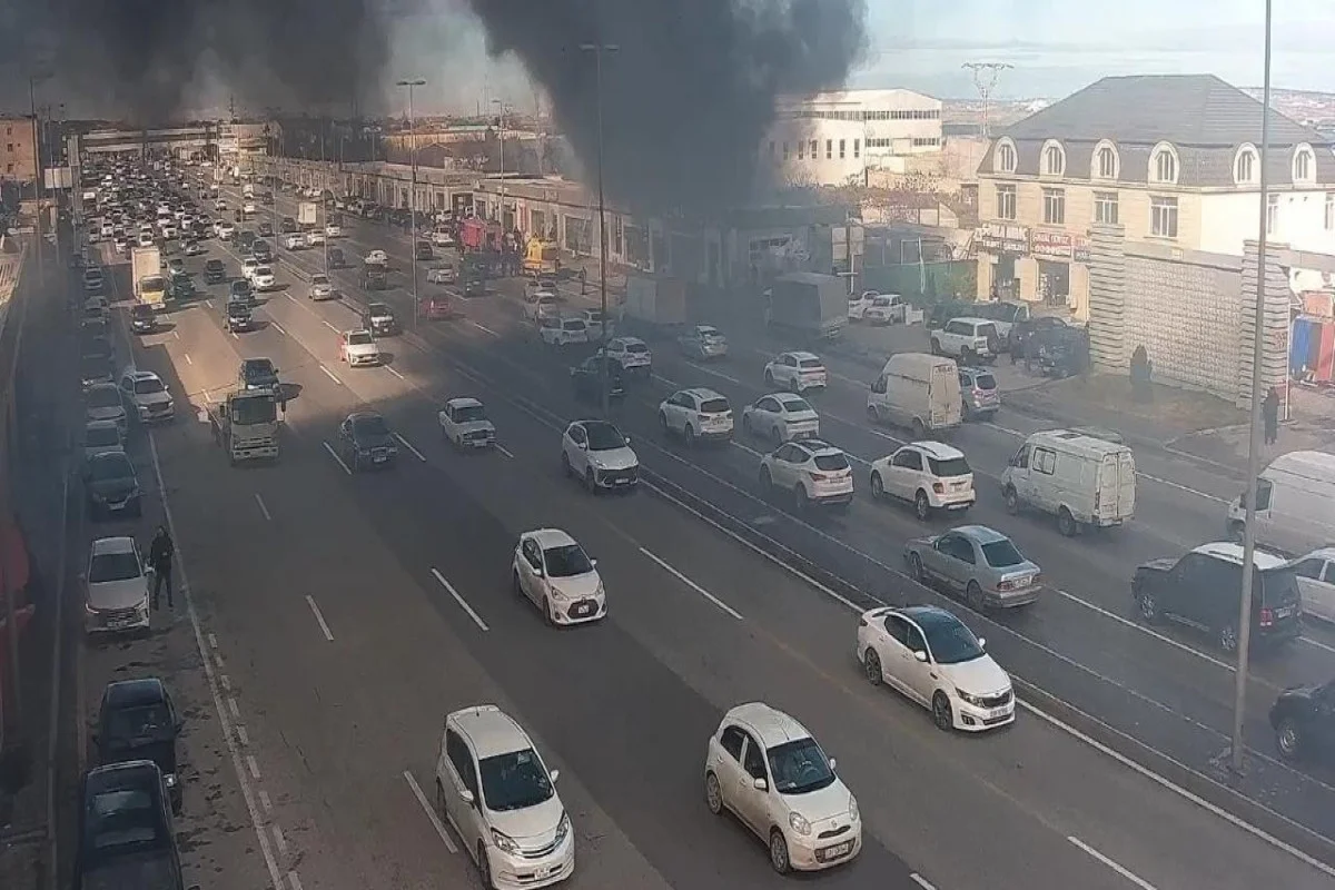Fire breaks out on Ziya Bunyadov Avenue in Baku