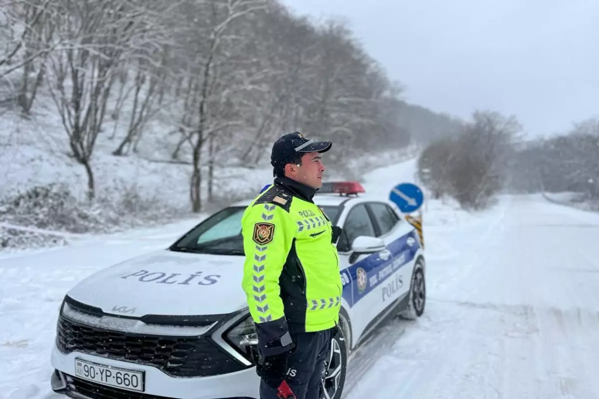Yol polisi buzlaşmış yollarda yarana biləcək fəsadlarla bağlı xəbərdarlıq edib