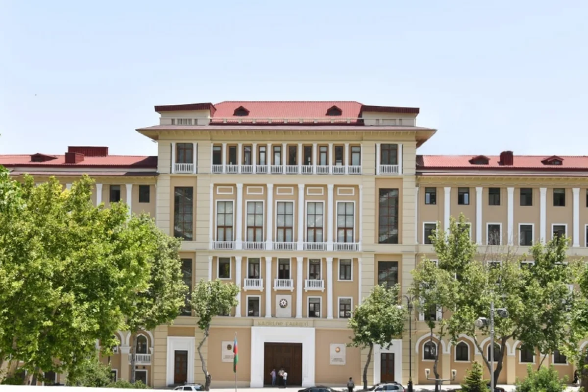 Xüsusi icra məmurlarının geyim forması və nişanları təsdiqlənib