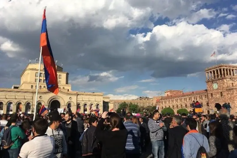 İrəvanda parlament binası qarşısında Paşinyanın istefası tələbi ilə aksiya keçirilir