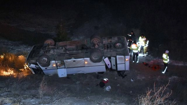 Zəlzələ zonasından qayıdan avtobus aşdı - 13 nəfər yaralandı