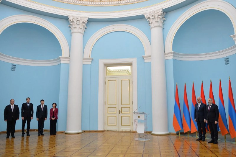 Paşinyan prezidentlə birgə yeni nazirləri qəbul etdi