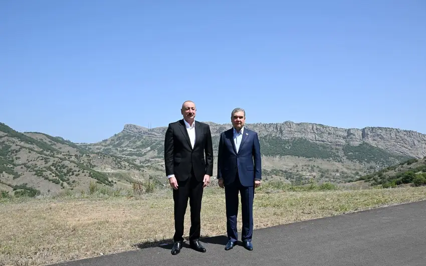 İlham Əliyev və Qurbanqulu Berdiməhəmmədov Daşaltı kəndinin fonunda şəkil çəkdiriblər - FOTOLAR