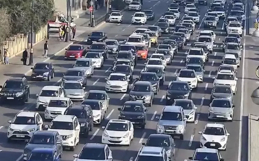 Bakının bir sıra yollarında nəqliyyatın sıxlığı müşahidə olunur