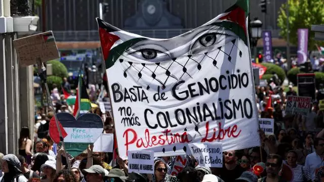 İspaniyada universitet tələbələri Fələstinə dəstək üçün yolu bağlayıblar