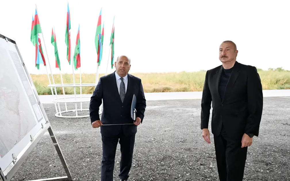 Prezident Qaraxanbəyli kəndinin təməlini qoydu - FOTO