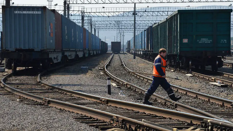 Tacikistanda yanacaq daşıyan yük qatarı relsdən çıxdı