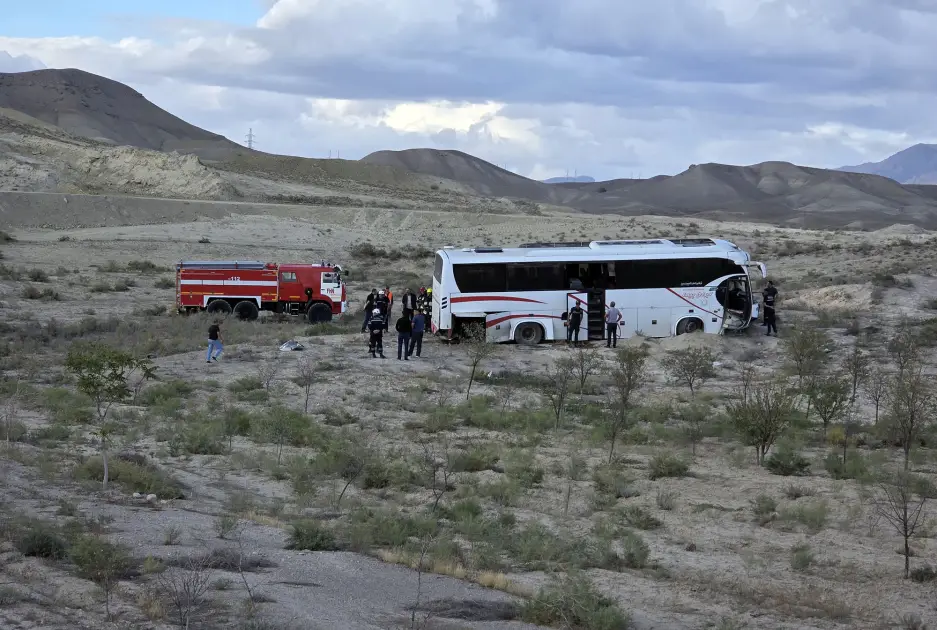 Naxçıvan-Bakı avtobusu dərəyə aşıb, 16 nəfər yaralanıb