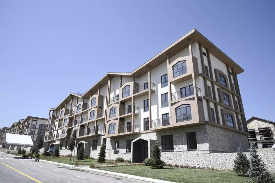 Prezident və birinci xanım yaşayış kompleksinin tikintisi ilə tanış olublar - YENİLƏNİB