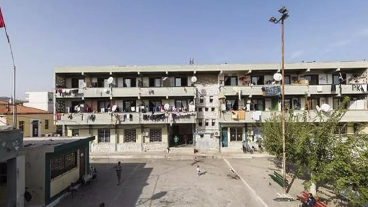 Yunanıstandakı "terror evi" olan Lavrion düşərgəsi boşaldıldı