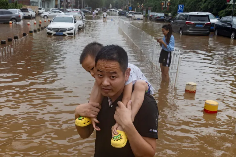 Pekində baş verən daşqın nəticəsində 30-dan çox insan ölüb