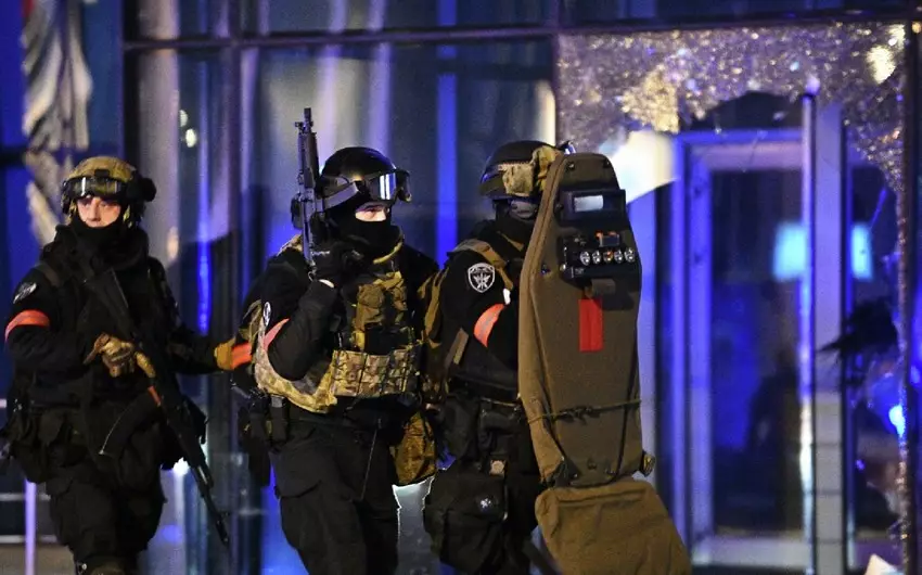 “Krokus siti holl”dakı terror aktında şübhəli bilinən iki nəfər saxlanılıb