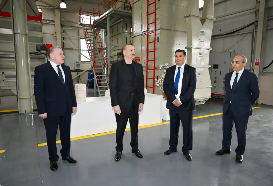 İlham Əliyev Sabirabadda pambıq emalı zavodunun fəaliyyəti ilə tanış olub