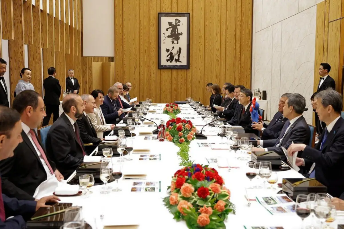 Yaponiya Baş naziri Ermənistan-Azərbaycan sülh prosesini alqışlayır