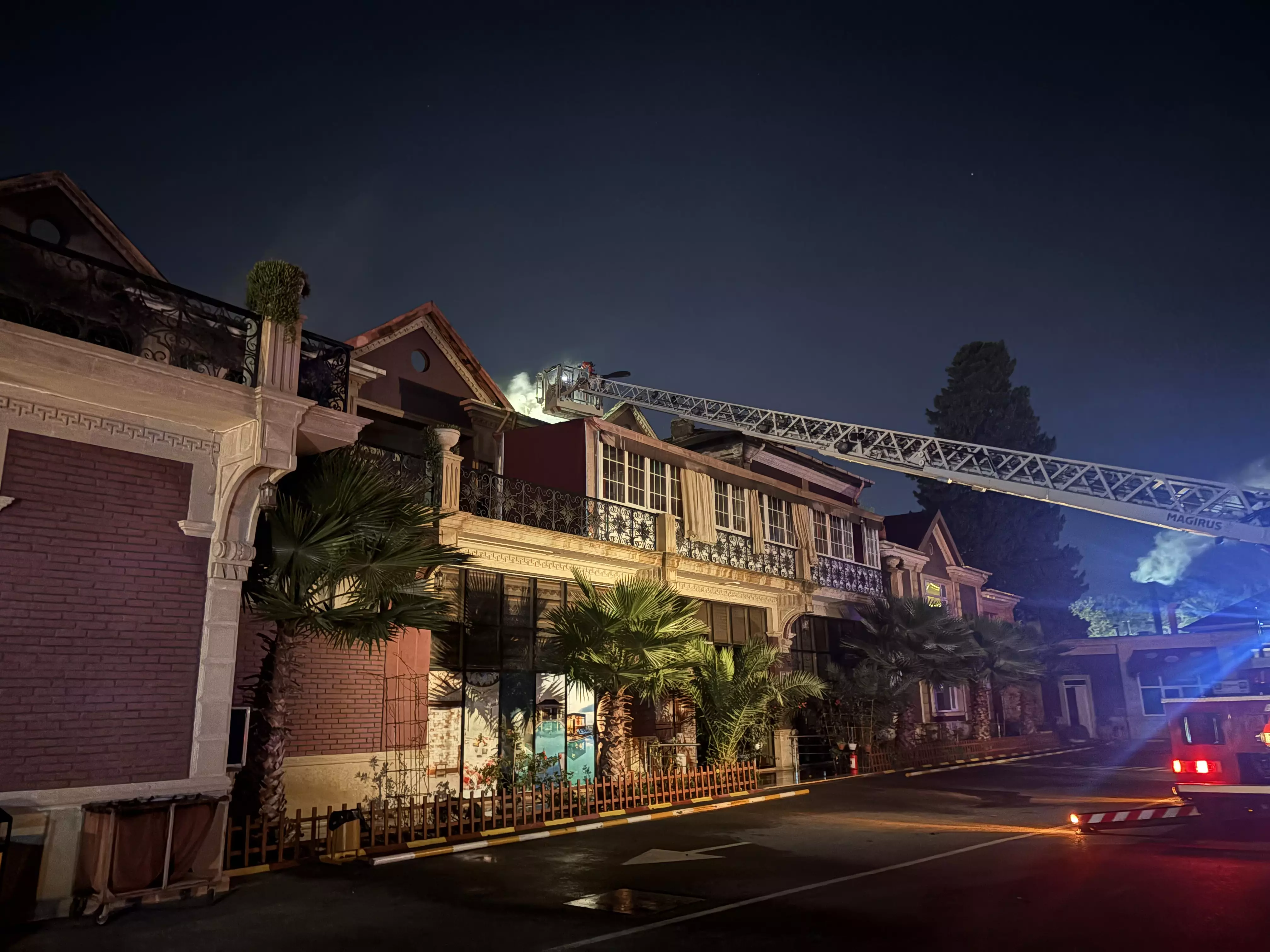 Babək prospektində obyektdə yanğın söndürülüb - VİDEO - YENİLƏNİB