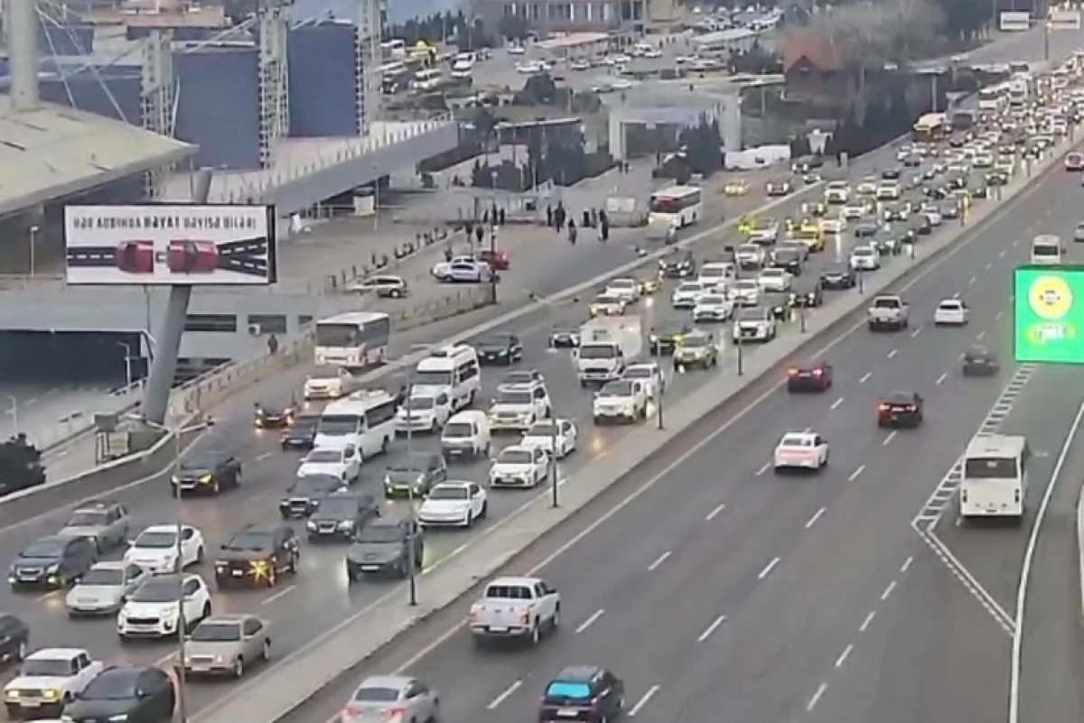 На ряде дорог Баку наблюдаются транспортные заторы