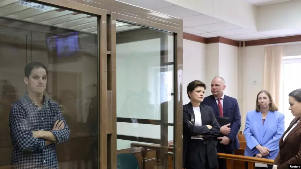 Rusiya amerikalı jurnalistin həbs müddətini uzadıb