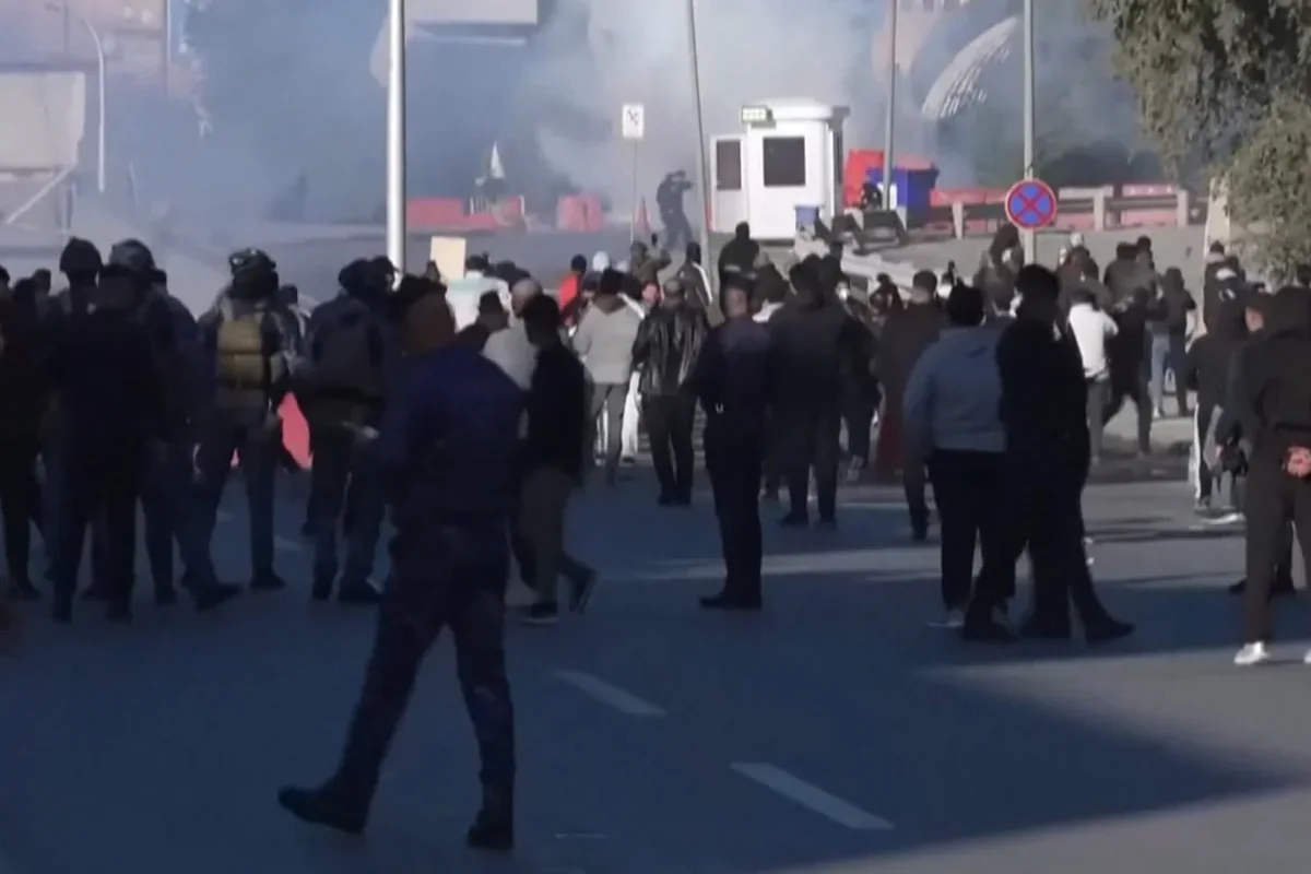 ABŞ səfirliyinə hücum: İranlılar Bağdadda binaya basqın etdi