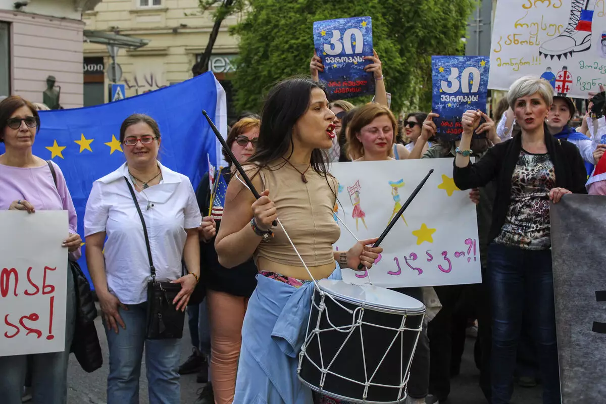 Tbilisidə "xarici agentlər haqqında" qanuna qarşı qadınların yürüşü başlayıb