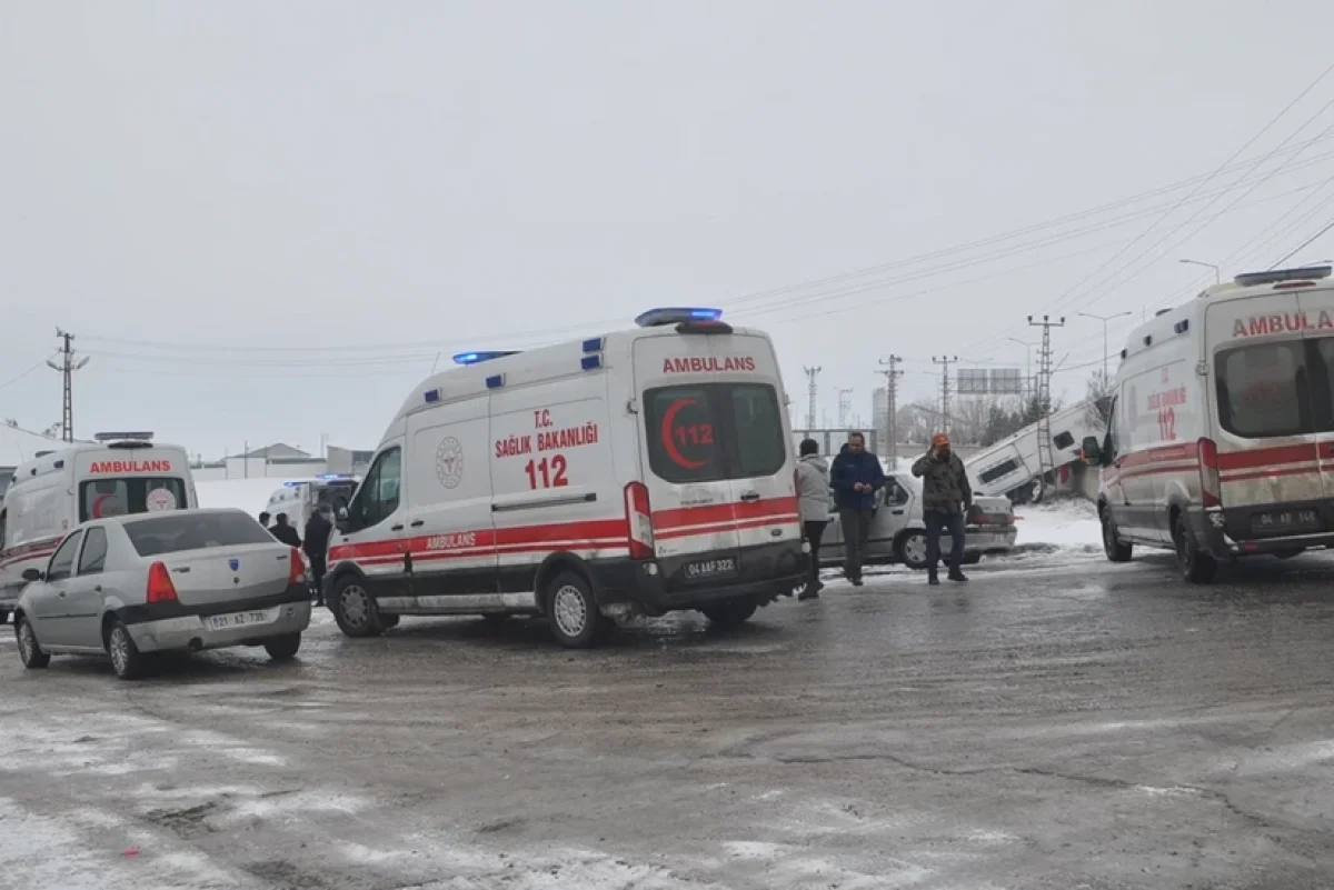 Türkiyənin Ağrı Vilayətində Avtobus Aşıb