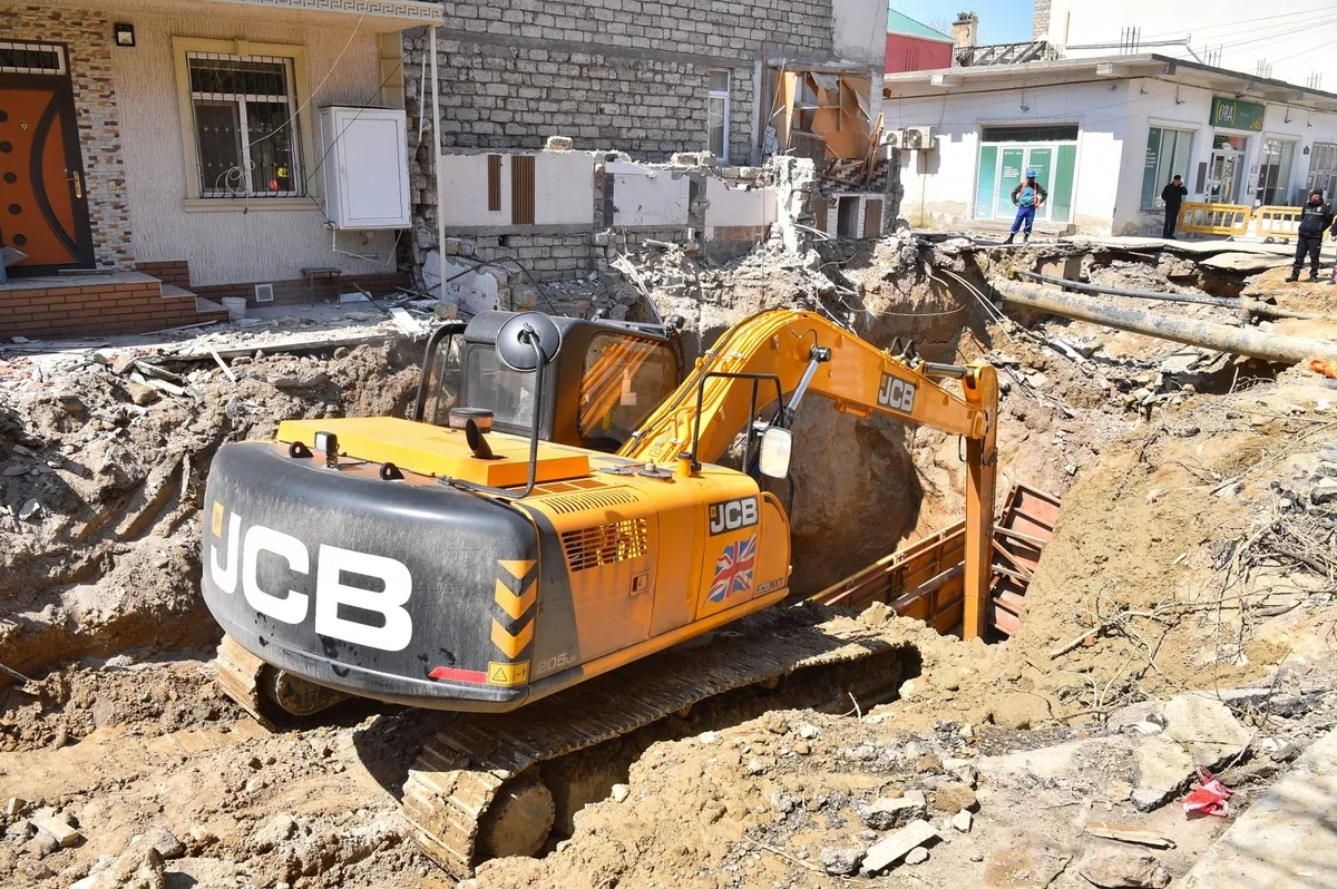 ADSEA qəzalı kollektoru təmir edir