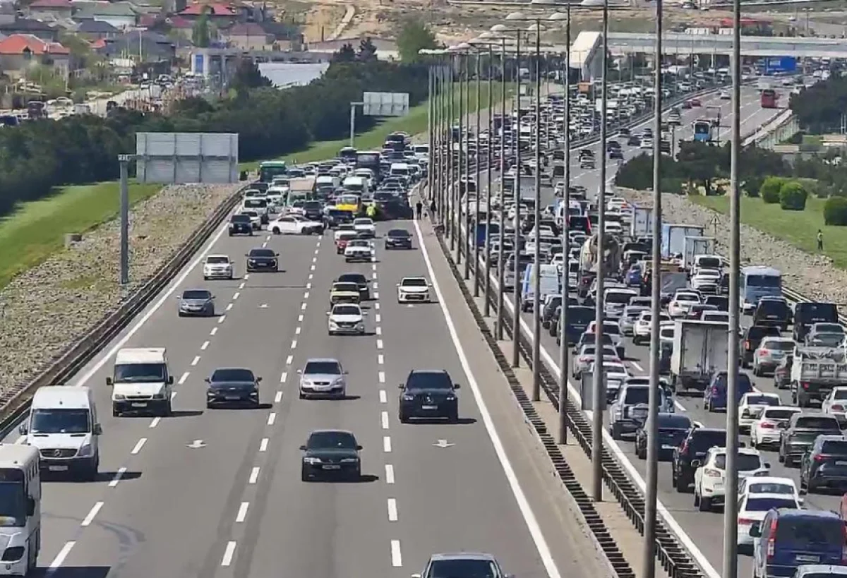 Traffic paralyzed on Baku airport highway after accident