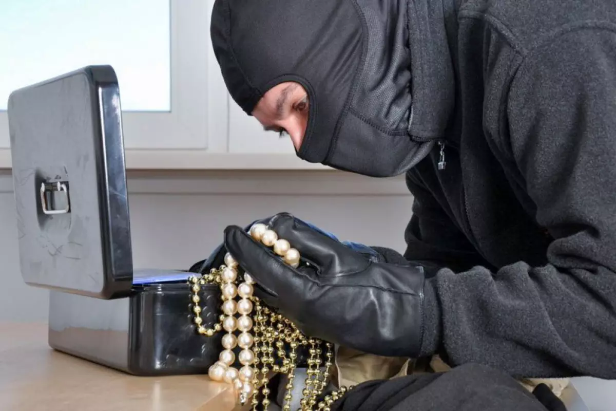 Binədə evdən 10 min manatlıq qızıl oğurlanıb