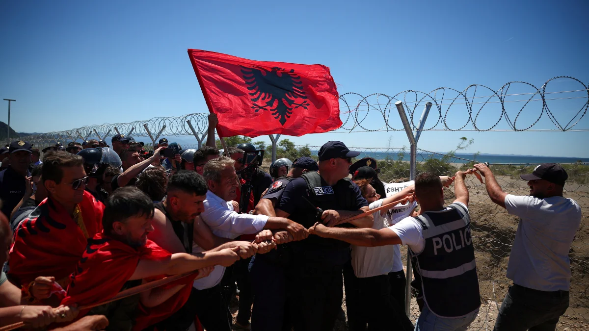 Albaniyada lüks tikinti layihələrinə qarşı etirazlar keçirildi
