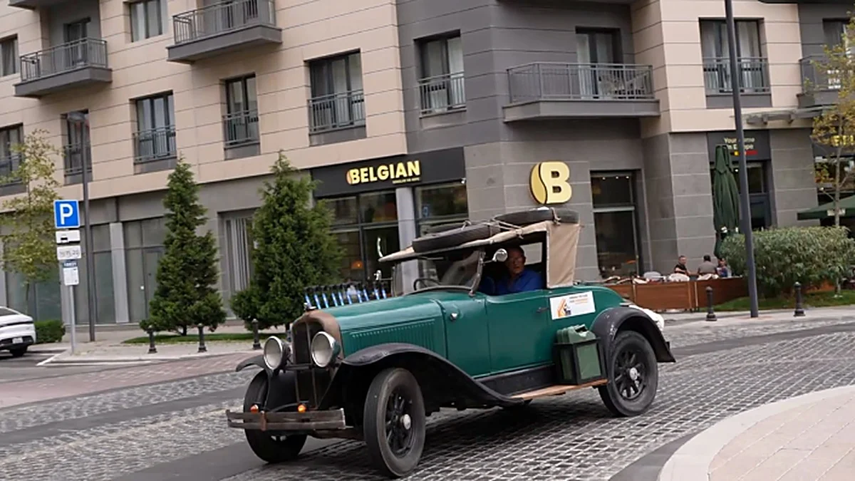 Avstraliyalı 1929-cu il istehsalı “Pontiac”la Bakıya gəlib